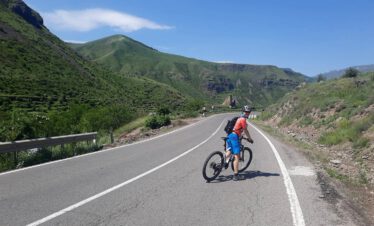 Bicycle tour cycling trip bike tour MTB mountain bike journey Georgia Tbilisi Batumi Caucasus road landscape Tsalka Paravani Vardzia Borjomi Abastumani Guria Black Sea Kaukasus-Reisen small group individual book proposal route guide